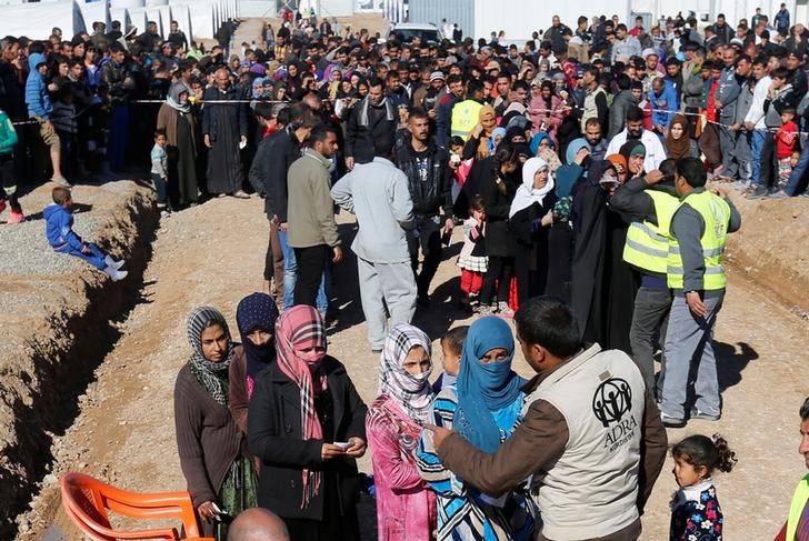 © Reuters. Iraquianos que fugiram de Mosul buscam ajuda humanitária