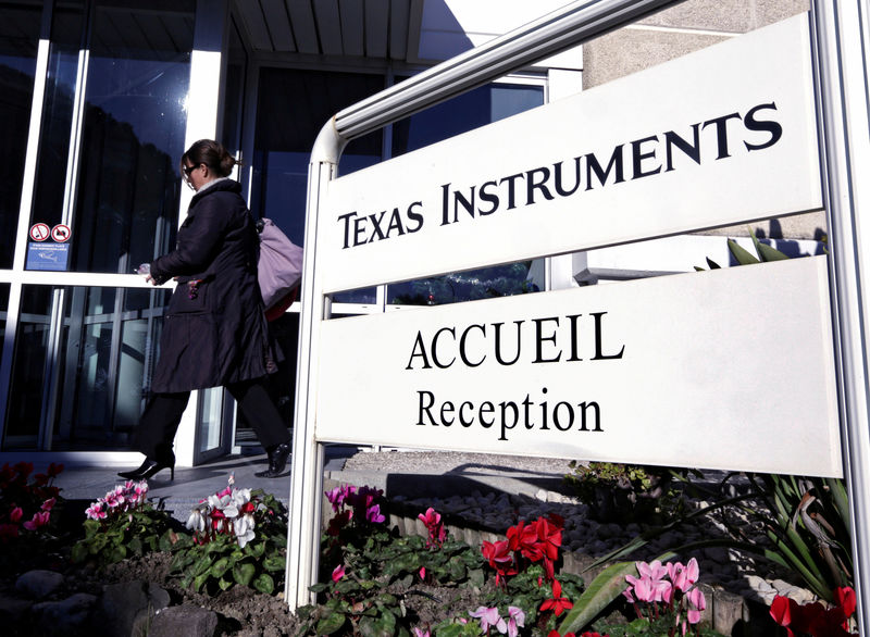 © Reuters. FILE PHOTO -  An employee enters the research building of Texas Instruments France in Villeneuve-Loubet