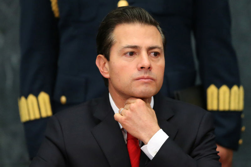 © Reuters. Mexico's President Enrique Pena Nieto gestures as he delivers a message about foreign affairs at Los Pinos presidential residence in Mexico City