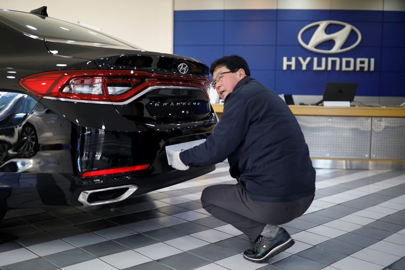 © Reuters. An employee checks a Hyundai Motor's sedan Grandeur at its dealership in Seoul