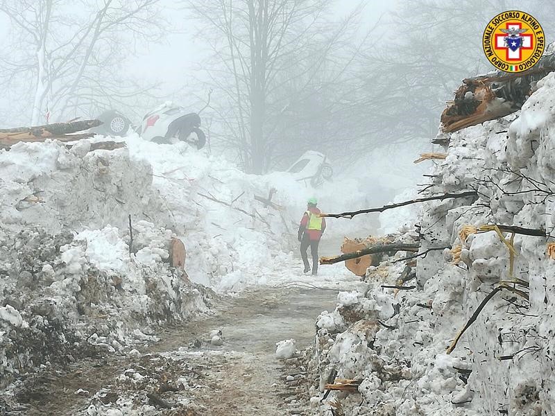 © Reuters. ارتفاع عدد ضحايا انهيار جليدي في إيطاليا إلى 23 قتيلا