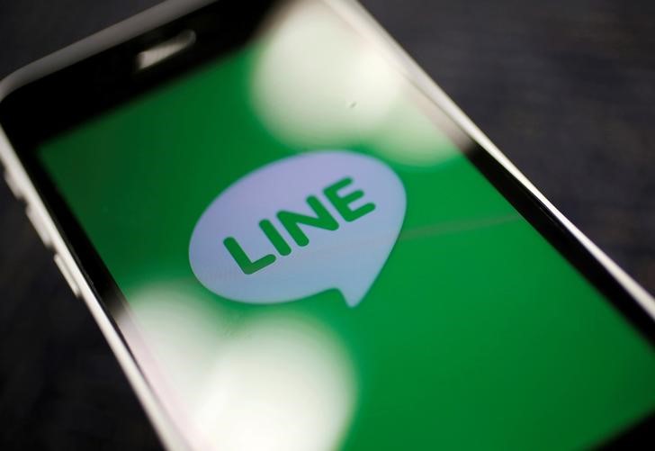 © Reuters. The logo of free messaging app Line is pictured on a smartphone in this photo illustration taken in Tokyo, Japan