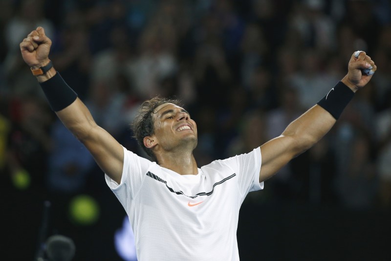 © Reuters. Nadal supera a Raonic y jugará las semifinales en Australia
