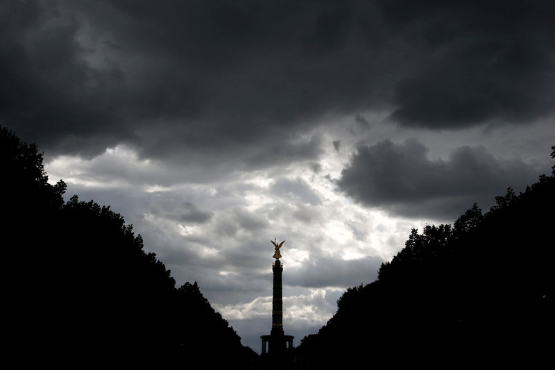 © Reuters. FILE PHOTO: The 'Golden Victoria' monument on top of the victory column is silhouetted against a dark cloudy sky in Berlin