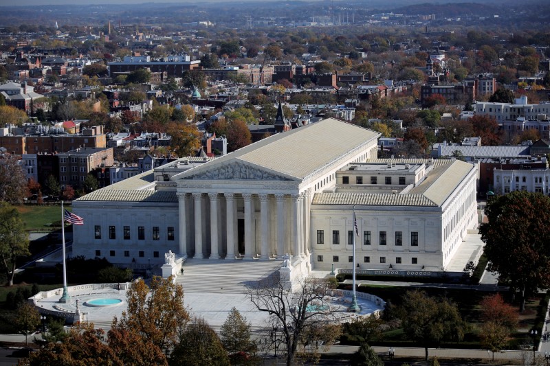 © Reuters. FILE PHOTO --  A general view of the U.S. Supreme Court building in Washington