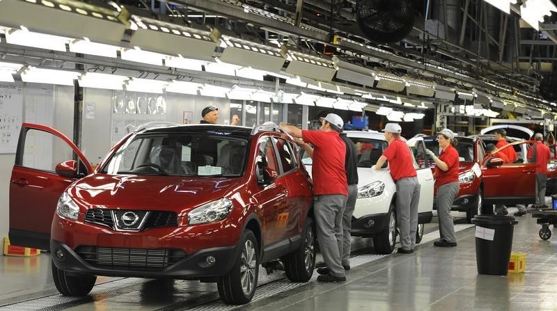 © Reuters. A worker is seen completing final checks on the production line at Nissan car plant in Sunderland