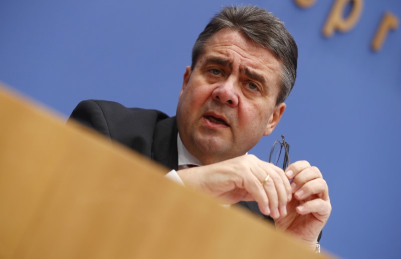 © Reuters. German Economy Minister Gabriel gives an economic outlook for 2017 in Berlin