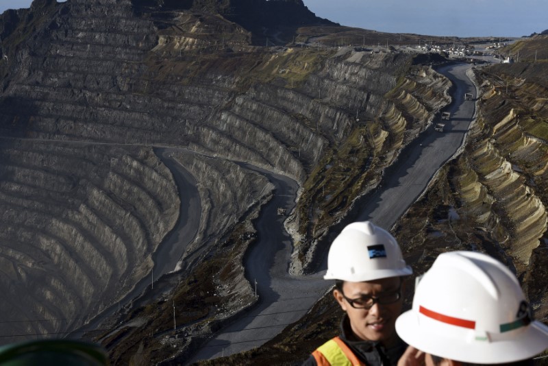 © Reuters. Trucks are seen on a road in the Grasberg copper and gold mine operated by an Indonesian subsidiary of Freeport-McMoRan Inc, near Timika, Papua province