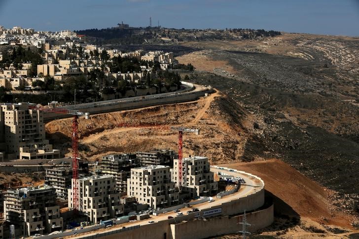 © Reuters. A general view shows the Israeli settlement of Ramot in an area of the occupied West Bank that Israel annexed to Jerusalem