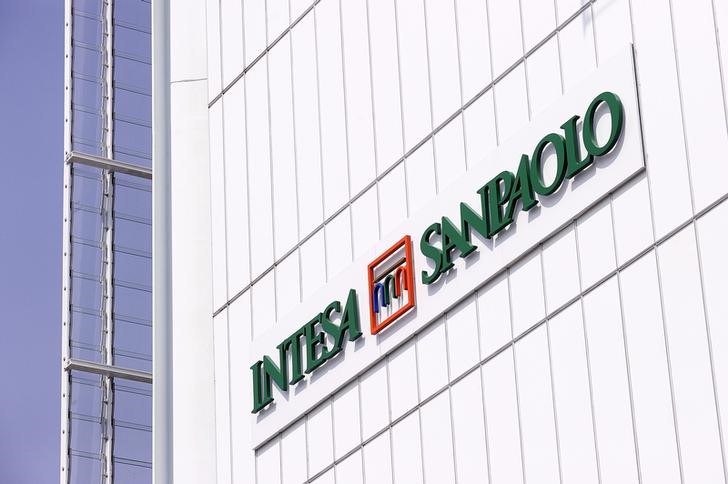 © Reuters. Il logo di Intesa Sanpaolo