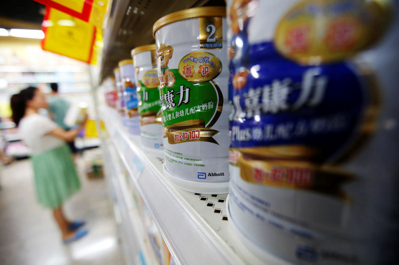© Reuters. Abbott's milk powder products are displayed on a shelf at a supermarket in Beijing