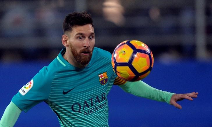 © Reuters. Messi ha evolucionado hacia el "futbolista total", según Luis Enrique