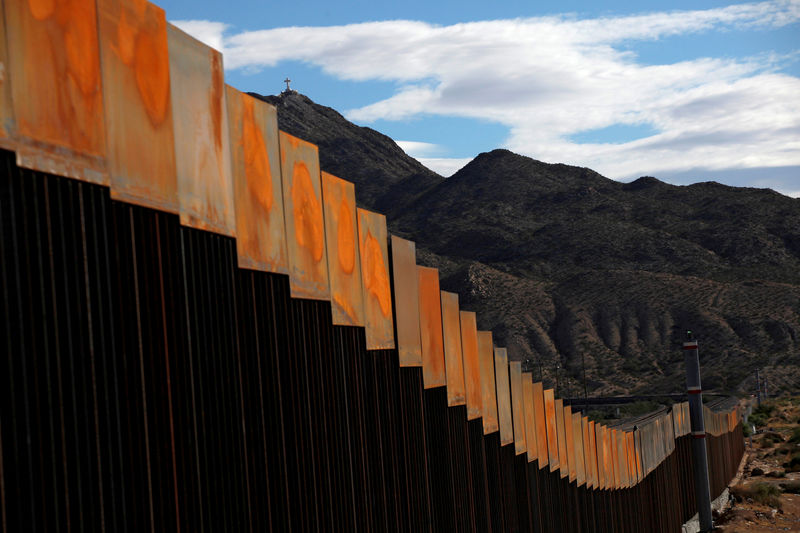 © Reuters. File Photo: A general view shows a newly built section of the U.S.-Mexico border wall at Sunland Park, U.S. opposite the Mexican border city of Ciudad Juarez