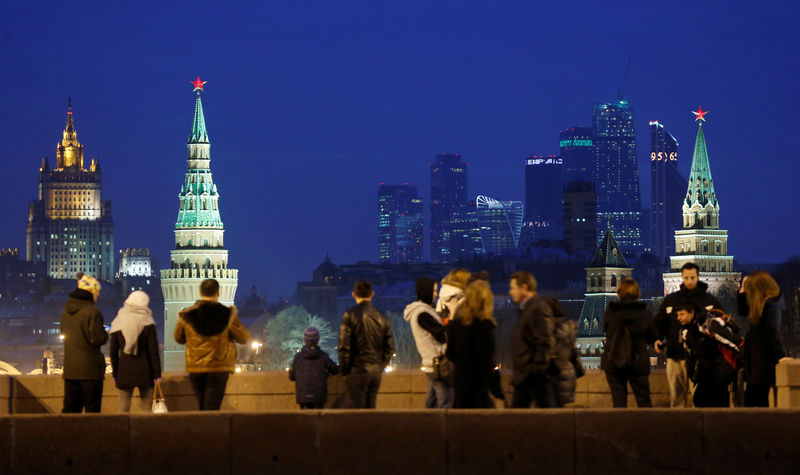 © Reuters. FILE PHOTO: People stand on Great Moskvoretsky Bridge in central Moscow