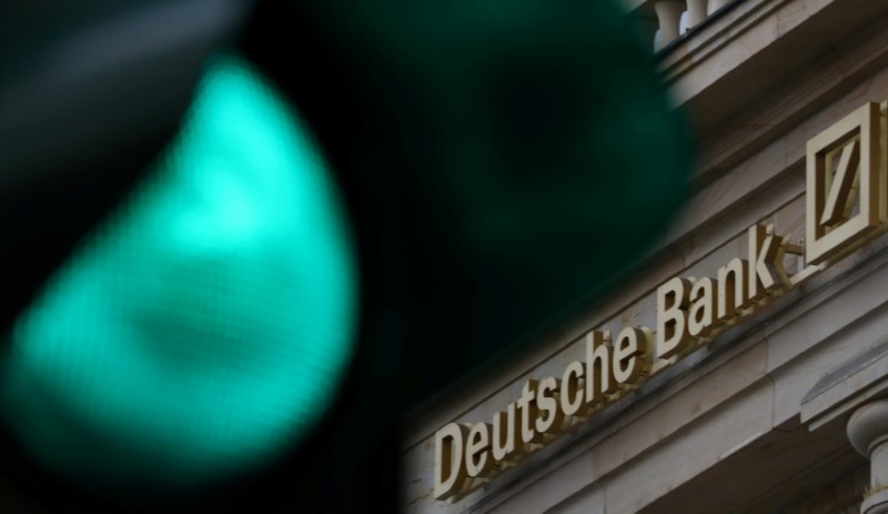 © Reuters. FILE PHOTO: A green traffic light is seen next to the logo of Germany's largest business bank, Deutsche Bank in Frankfurt