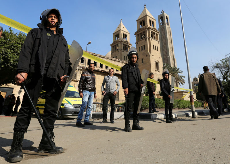 © Reuters. FILE PHOTO: Members of the special police forces stand guard to secure the area around St. Mark's Coptic Orthodox Cathedral after an explosion inside the cathedral in Cairo