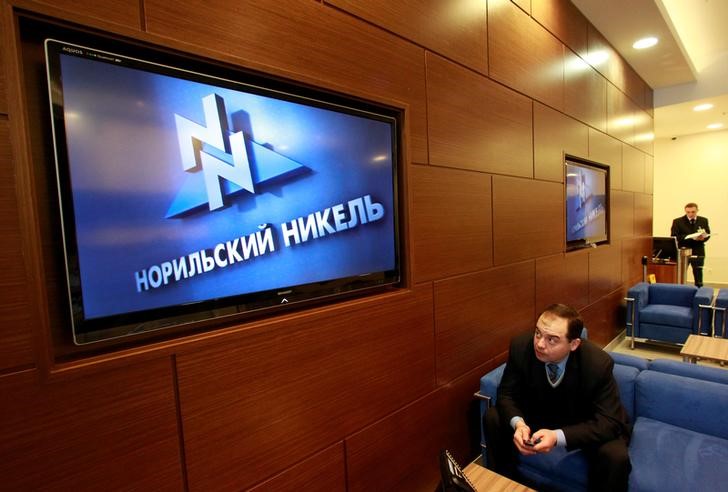 © Reuters. Логотип Норильского никеля в офисе компании в Москве