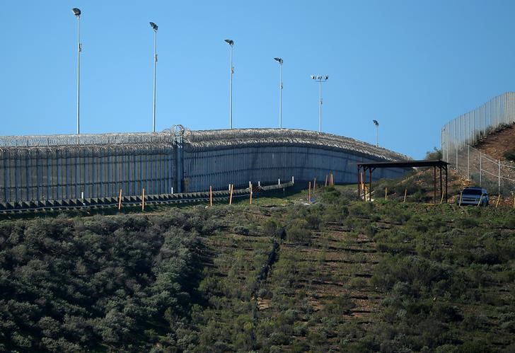 © Reuters. Cerca na fronteira que separa a Califórnia, nos Estados Unidos, de Tijuana, no México