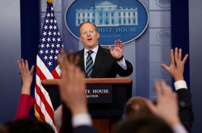 © Reuters. White House spokesman Sean Spicer holds a press briefing at the White House in Washington