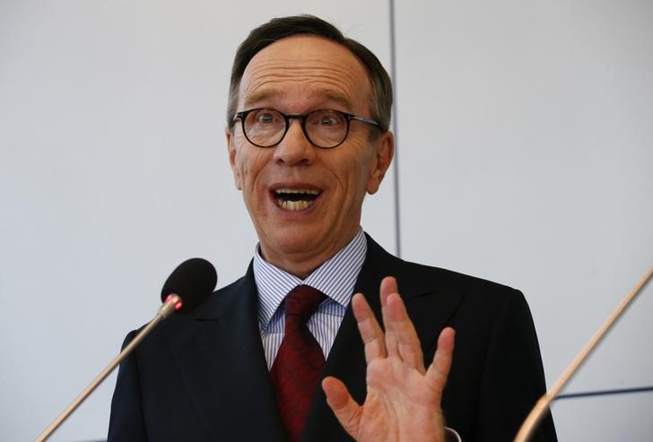 © Reuters. President of the German Automotive Industry Association Wissmann gestures during a news conference on the media day at the Frankfurt Motor Show (IAA) in Frankfurt