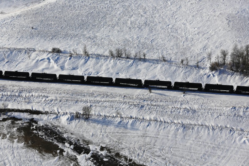 © Reuters. A train makes its way along the Burlington Northern Santa Fe (BNSF) rail line outside of Williston