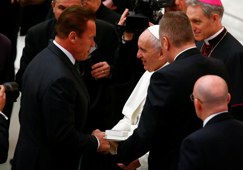 © Reuters. Ator Arnold Schwarzenegger e o papa Francisco, no Vaticano