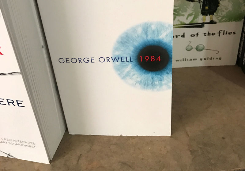 © Reuters. A copy of George Orwell's "1984" sits on the shelf of a bookstore in New York, January 25, 2017