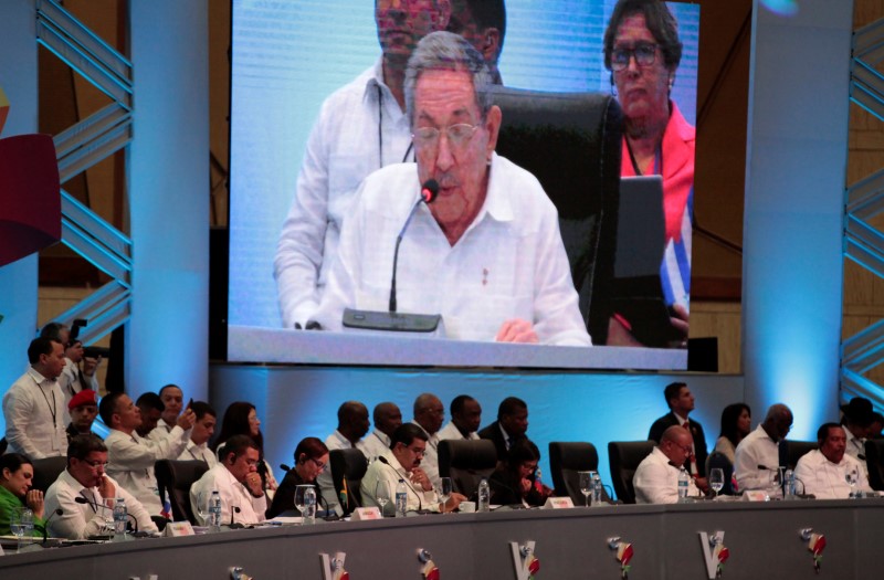 © Reuters. Regional leaders attend a speech of Cuban President Raul Castro during the CELAC summit in Bavaro