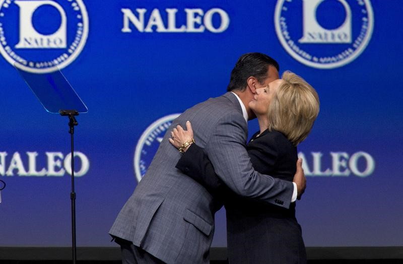 © Reuters. U.S. Democratic presidential candidate Clinton is embraced by Padilla, president of the National Association of Latino Elected and Appointed Officials (NALEO), as she arrives onstage to speak at the NALEO conference in Las Vegas