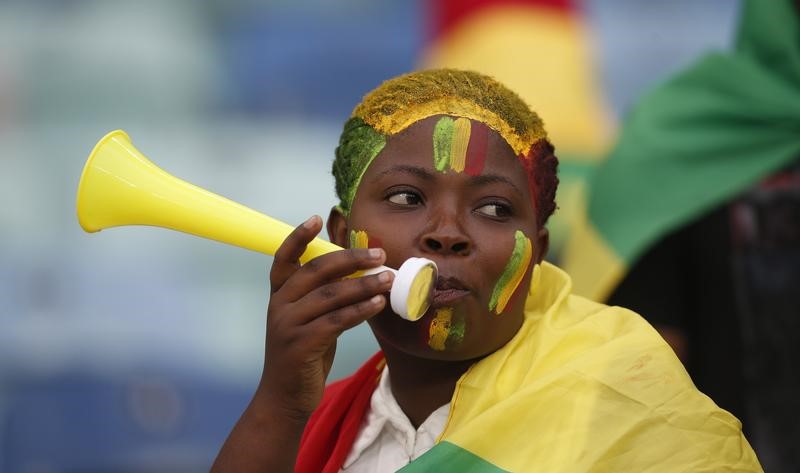 © Reuters. مالي وأوغندا يودعان كأس أمم افريقيا بتعادلهما 1-1