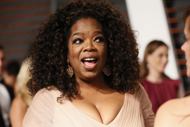 © Reuters. Oprah Winfrey arrives at the 2015 Vanity Fair Oscar Party in Beverly Hills