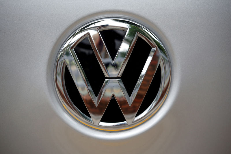 © Reuters. FILE PHOTO: A Volkswagen logo is seen at a dealership in Seoul