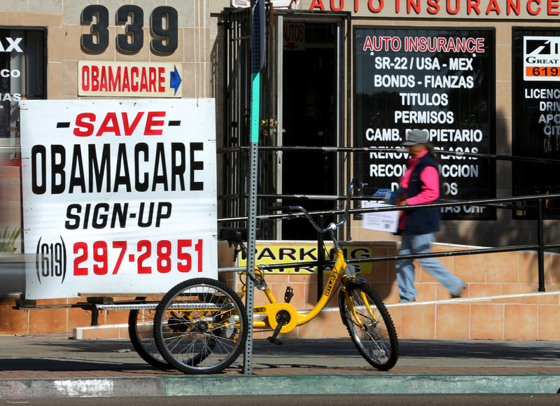 © Reuters. An insurance store advertises Obamacare in San Ysidro, California