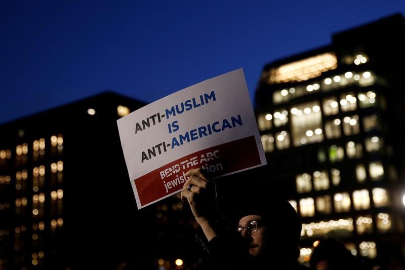 © Reuters. حقوقيون ينتقدون خطة ترامب بشأن المهاجرين واللاجئين المسلمين