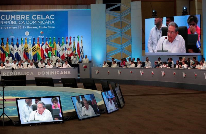 © Reuters. Regional leaders attend a speech of Cuban President Raul Castro during the CELAC summit in Bavaro
