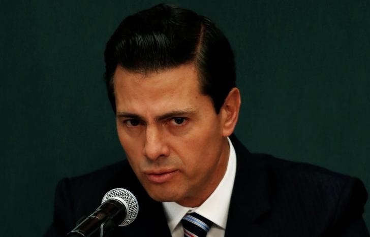 © Reuters. رئيس المكسيك "يأسف ويرفض" خطة ترامب لبناء جدار على الحدود