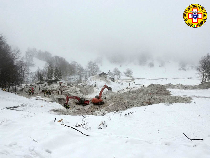 © Reuters. Rescue workers work with excavator at the site of the avalanche-buried Hotel Rigopiano in Farindola