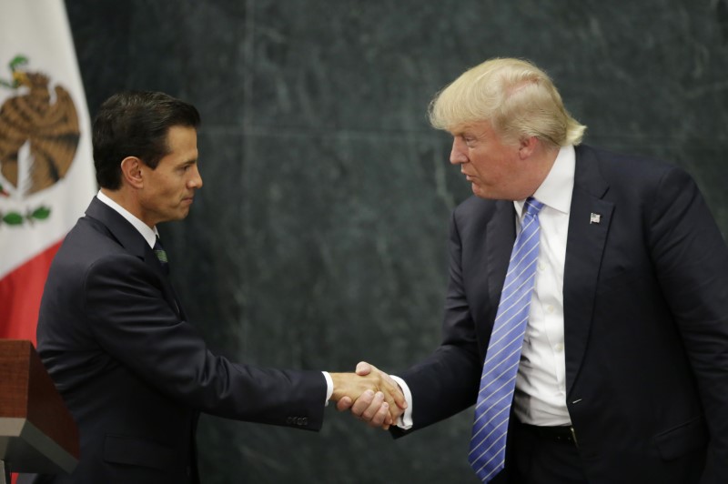 © Reuters. U.S. presidential nominee Trump and Mexico's President Pena Nieto shake hands in Mexico City