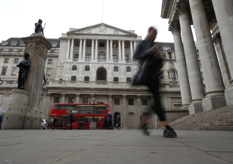 © Reuters. FILE PHOTO:  Commuters walk past the Bank of England in London