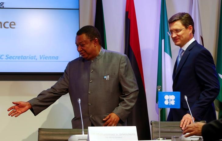 © Reuters. Глава Минэнерго РФ Александр Новак и генеральный секретарь ОПЕК Мухаммед Баркиндо перед пресс-конференцией в Вене