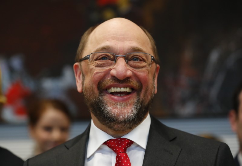 © Reuters. El nuevo líder del SPD alemán Schulz empata con Merkel en una encuesta
