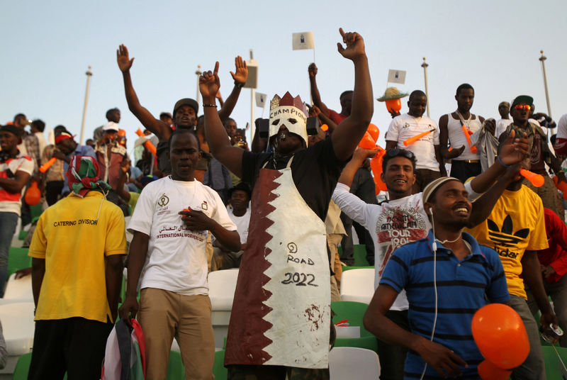 © Reuters. FILE PHOTO: Migrant workers cheer during the final soccer match between Taleb Group and Gulf Contracting at Qatar Workers Cup, in Doha