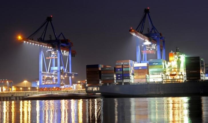 © Reuters. A containership is loaded at a terminal at the harbour in Hamburg