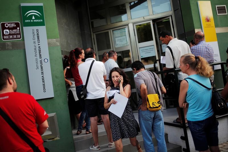 © Reuters. LE TAUX DE CHÔMAGE ESPAGNOL AU PLUS BAS DEPUIS SEPT ANS EN 2016