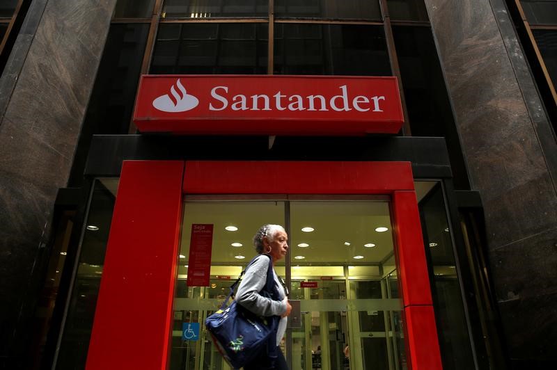 © Reuters. Agência do Banco Santander no centro do Rio de Janeiro