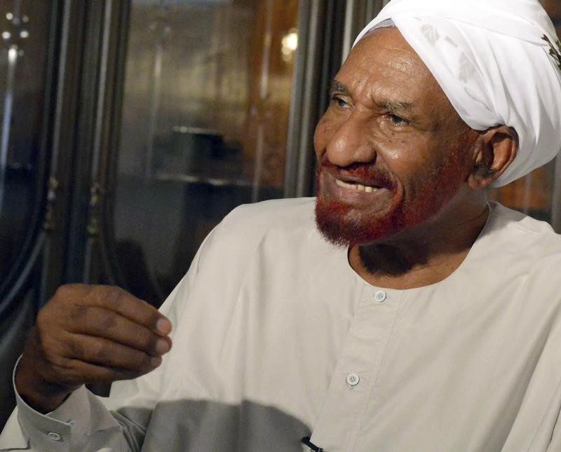 © Reuters. الزعيم السوداني المعارض الصادق المهدي يعود لبلاده بعد عامين في المنفى