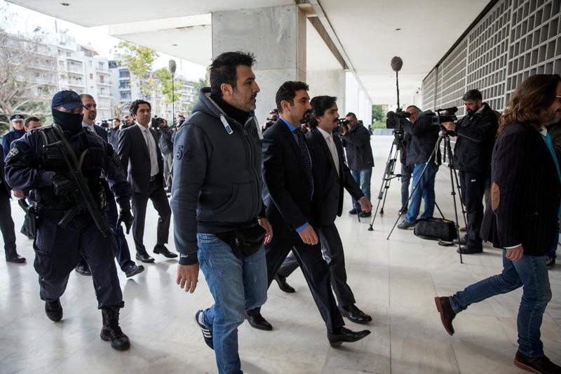 © Reuters. المحكمة العليا اليونانية ترفض تسليم ثمانية عسكريين أتراك