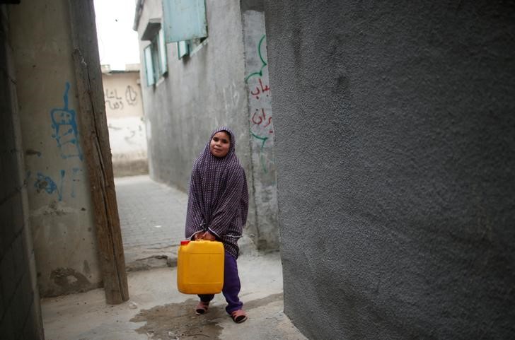 © Reuters. أزمة نقص المياه في غزة تتفاقم ولا تبدو في الأفق حلول سهلة