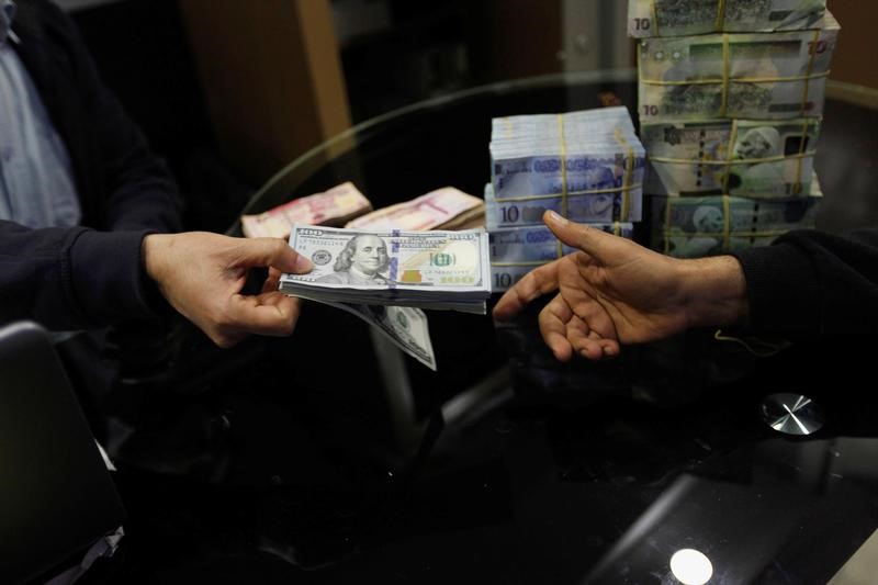 © Reuters. معيتيق: ليبيا بحاجة لتغيير سياسة سعر الصرف لتخفيف أزمة السيولة