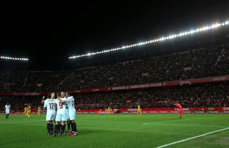© Reuters. El Sevilla afronta una posible clausura parcial de su estadio por insultos